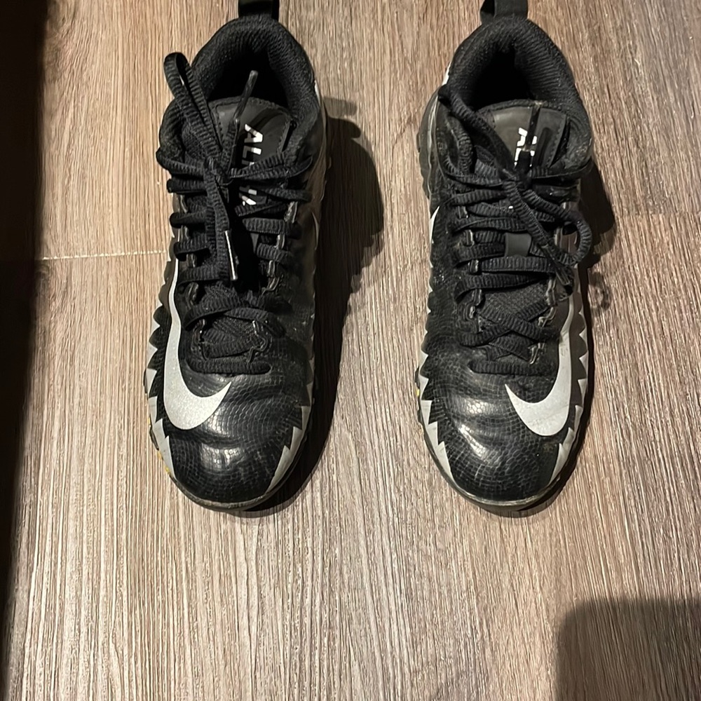 Size 1 little kids Nike football cleats. Some dirt stains as pictured.